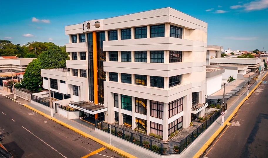 Fachada do prédio do Colégio Amadeus em Aracaju